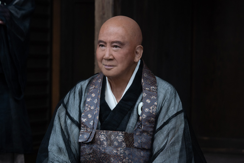 登譽上人（里見浩太朗）　（c）NHK