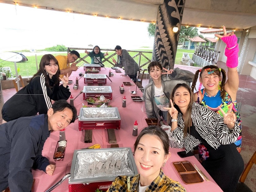 左手前から）有吉弘行、小嶋陽菜、ビビる大木、中岡創一、吉村崇／右手前から）足立梨花、みちょぱ、フワちゃん、生見愛瑠（C）フジテレビ