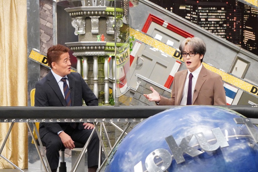 左から）井戸田潤（スピードワゴン）、ジェジュン（C）フジテレビ