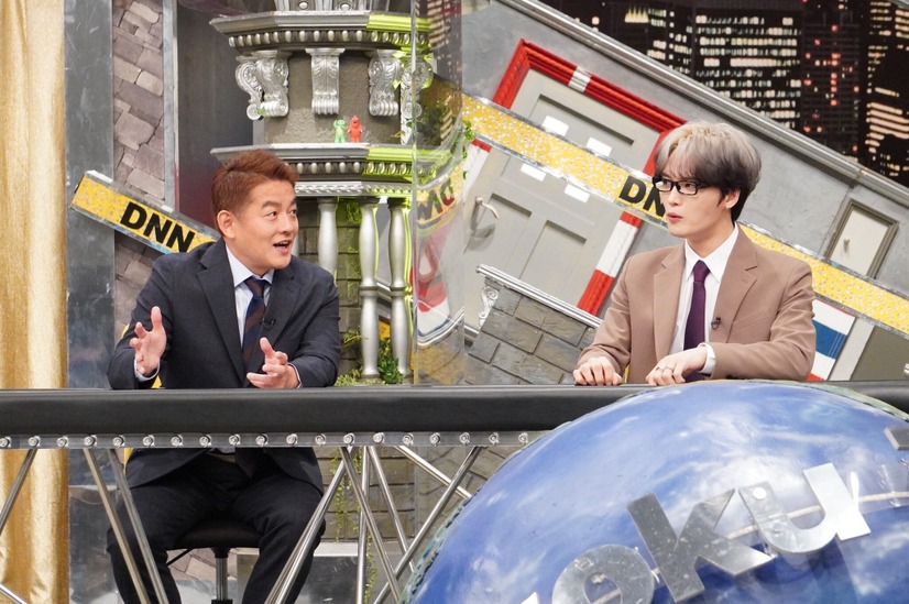 左から）井戸田潤（スピードワゴン）、ジェジュン（C）フジテレビ
