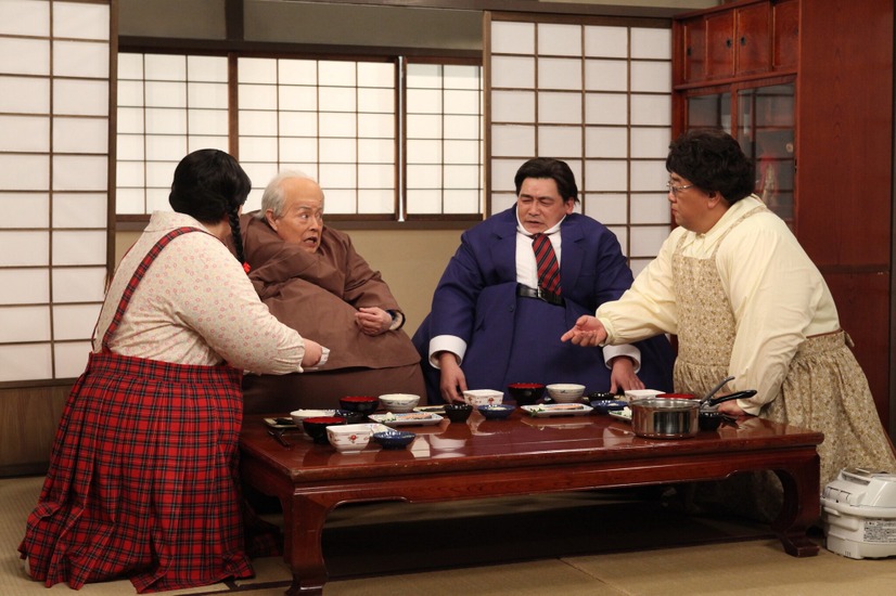 左から）近藤春菜（ハリセンボン）、加藤茶、富澤たけし（サンドウィッチマン）、伊達みきお（サンドウィッチマン）（C）フジテレビ