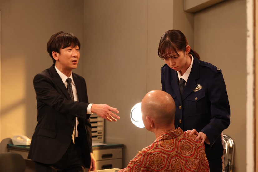 左から）飯塚悟志（東京03）、小峠英二（バイきんぐ）、佐藤栞里（C）フジテレビ