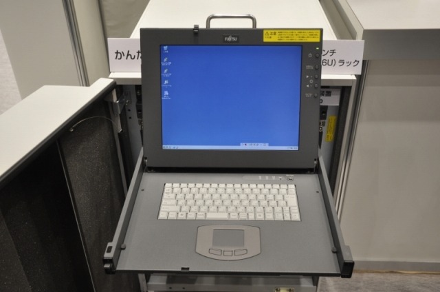 スライド収納ができるコンソール。マウスの代わりにタッチパッド