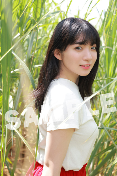 進藤あまね 1st写真集『タイトル未定』タワーレコード特典ブロマイド（c）主婦の友インフォス