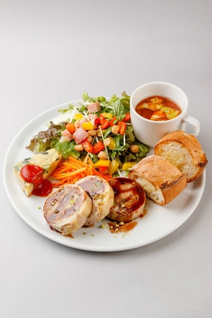 rokucafe terrace「ローズチキンのガランティーヌ　デリプレート」