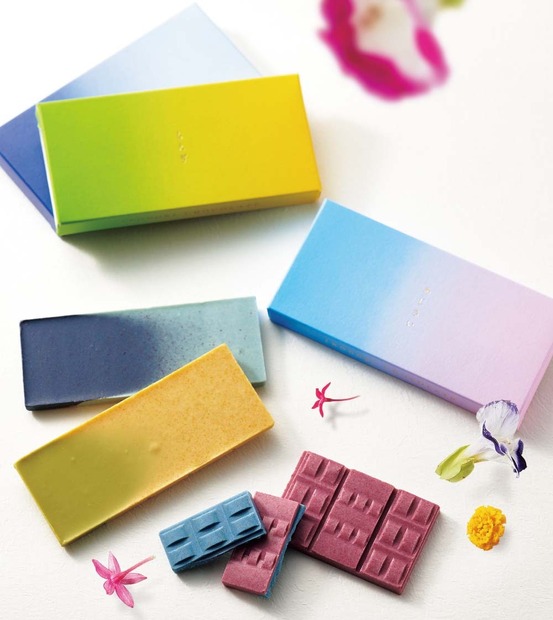 LITTLE MOTHERHOUSE「IRODORI CHOCOLATE」（1枚）各1,296円インドネシアのカカオを使用。ホワイトチョコレートを用いた12種の味わいは日本の四季がテーマ。フルーツやお茶など、自然由来の素材で味付け、色付けしたチョコレート。