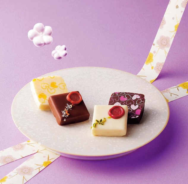 CHOCOLATIER PALET D’OR「フルーツ＆ナッツ ペアリング」（4個入）2,160円苺×ココナッツ、ブラッドオレンジ×マンゴーなど、様々なフルーツとナッツの組合せを楽しめるショコラの詰合せ。ナッツの食感やみずみずしいフルーツの味わいが絶妙なバランスのボンボンショコラ。