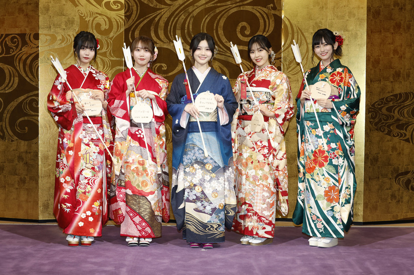 乃木坂46、20歳メンバーが乃木神社で晴れ着姿お披露目