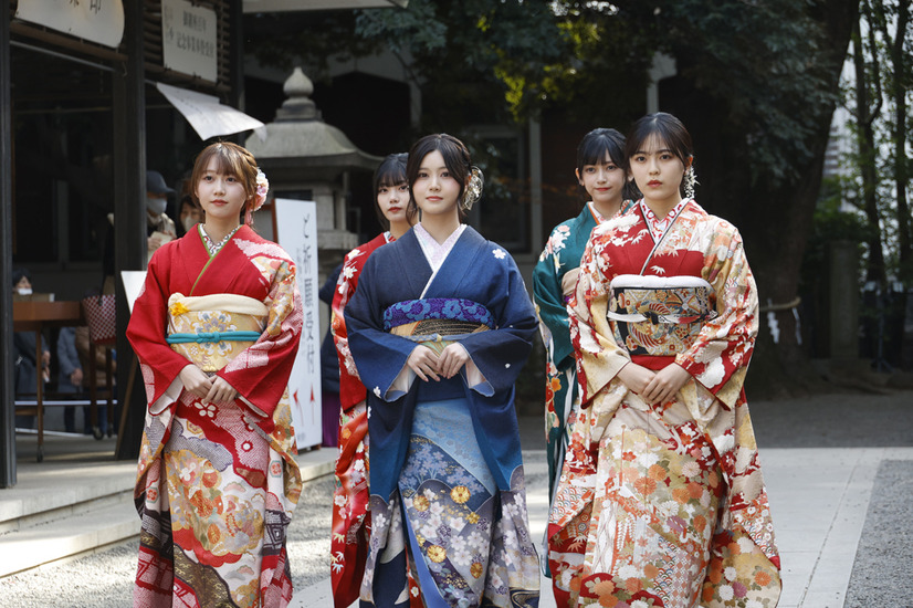 乃木坂46、20歳メンバーが乃木神社で晴れ着姿お披露目