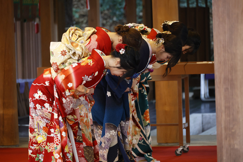 乃木坂46、20歳メンバーが乃木神社で晴れ着姿お披露目