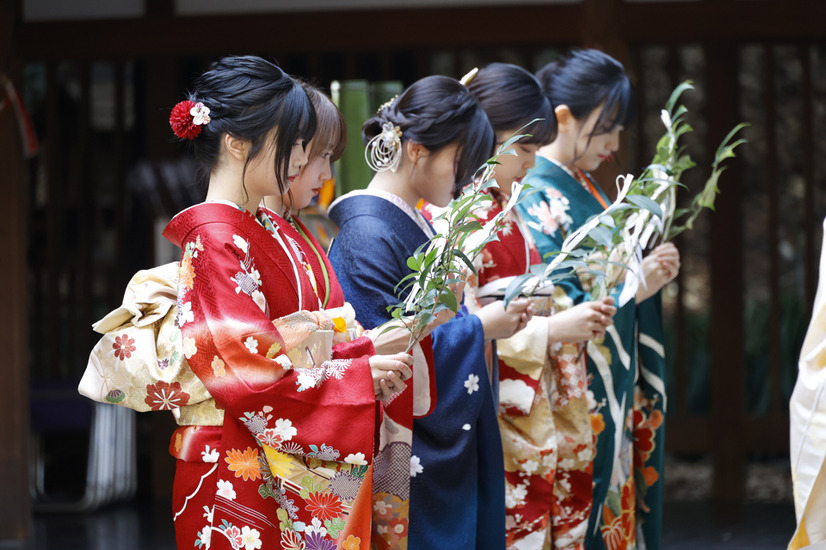 乃木坂46、20歳メンバーが乃木神社で晴れ着姿お披露目