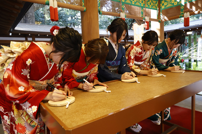 乃木坂46、20歳メンバーが乃木神社で晴れ着姿お披露目