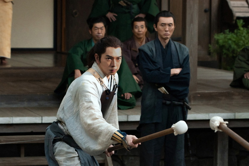 剣術の稽古をするが、なかなか上達しない次郎三郎（松本潤）（C）NHK