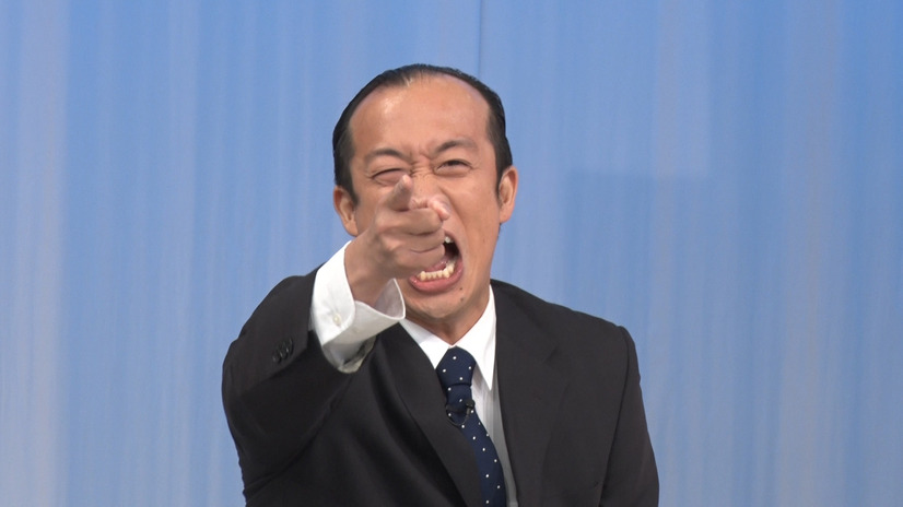 タロットで座員の運勢を占う大黒笑けいけい（C）MBS