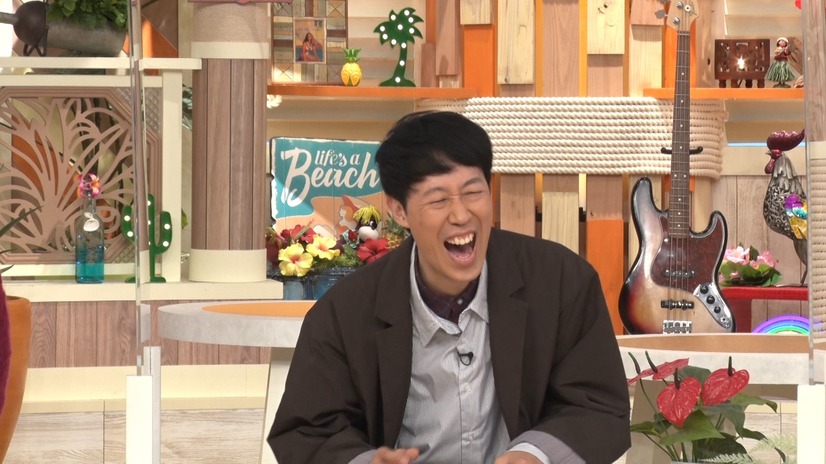 大黒笑の占いに爆笑する小籔千豊（C）MBS
