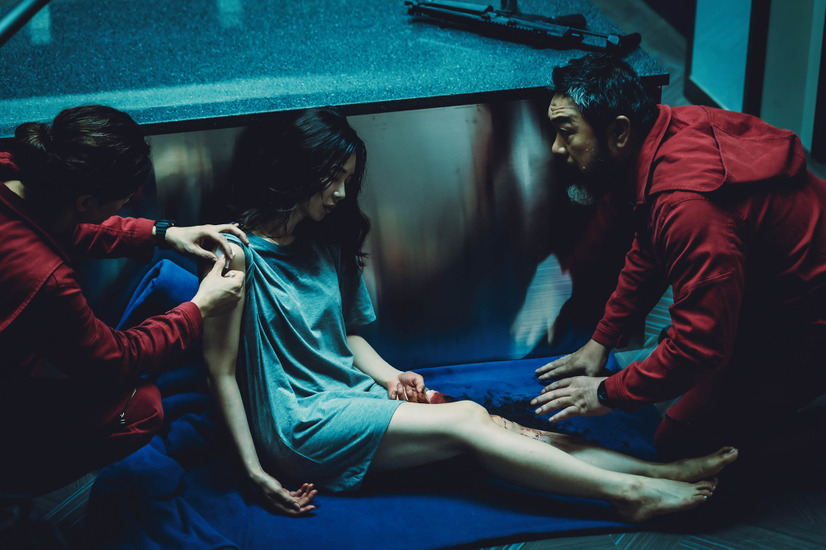 ヨンミンと不倫関係にあったが、デンバーに激しく惹かれることになるミソン。／Netflixシリーズ『ペーパー・ハウス・コリア: 統一通貨を奪え』独占配信中