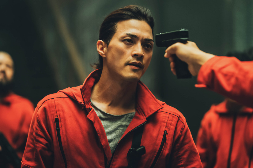 ストックホルム症候群になるのも仕方のないビジュアルのデンバー。／Netflixシリーズ『ペーパー・ハウス・コリア: 統一通貨を奪え』独占配信中