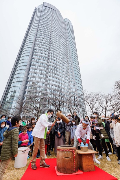 六本木ヒルズ屋上庭園で新春恒例「もちつき」イベント