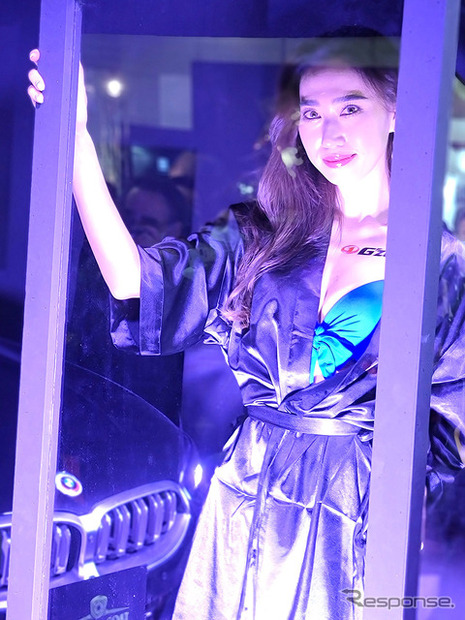 Hi-MOHS COAT（SOFT99）は、コーティング材の宣伝のためか、ガラスの箱に入った美女がレールに沿って移動するという演出。