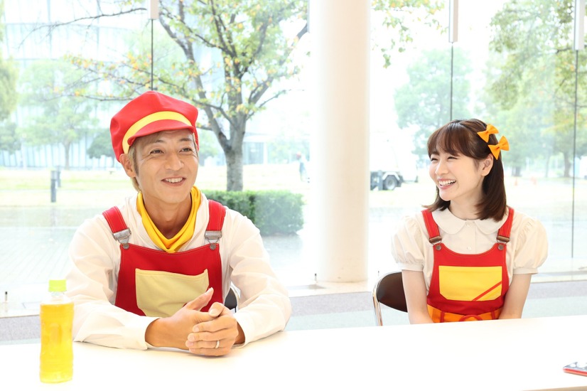 左から）つるの剛士、岸本理沙アナウンサー　（c）フジテレビ