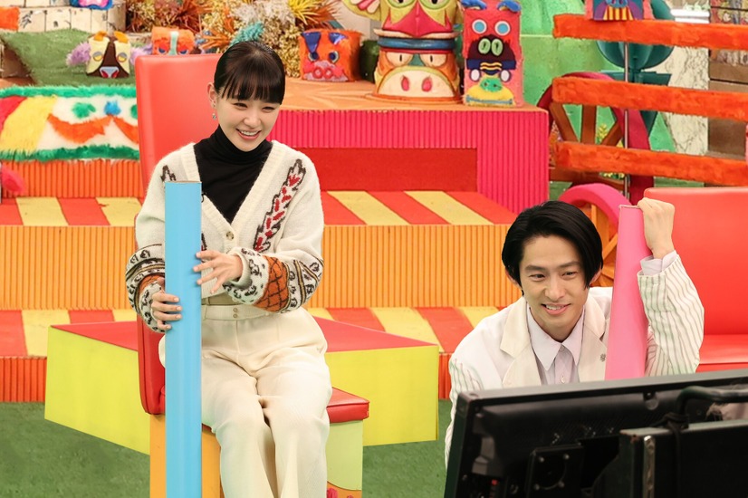 左から）奈緒、三宅健（C）フジテレビ