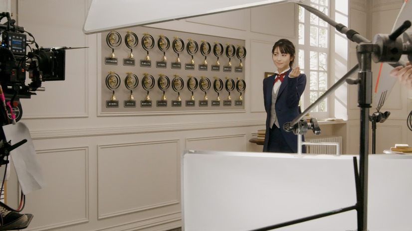 浜辺美波が凛々しい執事役に！CMで「宝塚の男役さんをイメージ」