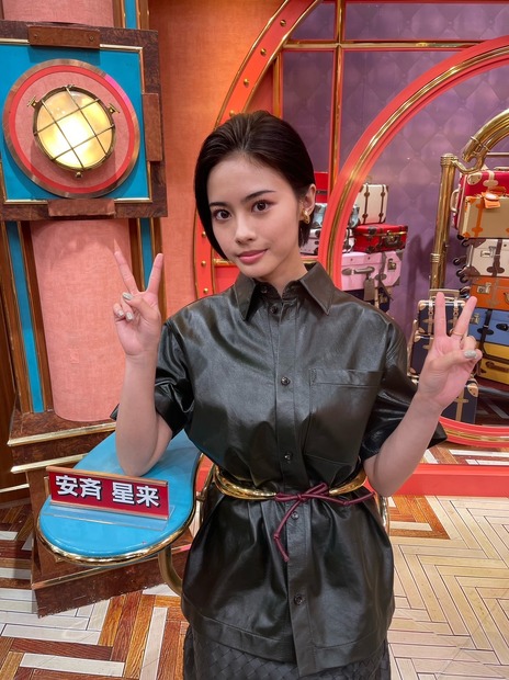 安斉星来、サンジャポ出演！スリット深めのスカートで美脚ちらり