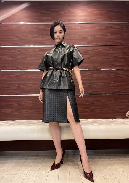 安斉星来、サンジャポ出演！スリット深めのスカートで美脚ちらり