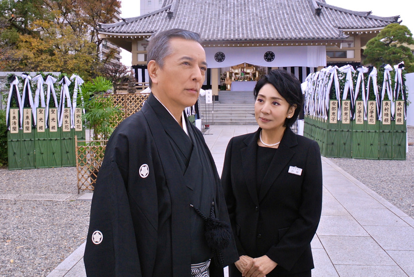 左から）榎木孝明、片平なぎさ（C）フジテレビ