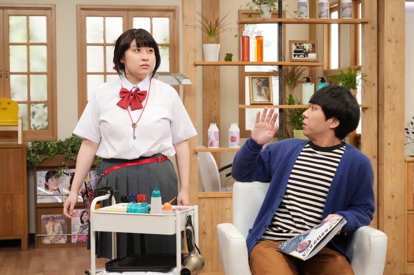 「新海まこ」左から）丸山礼、秋山寛貴（C）フジテレビ