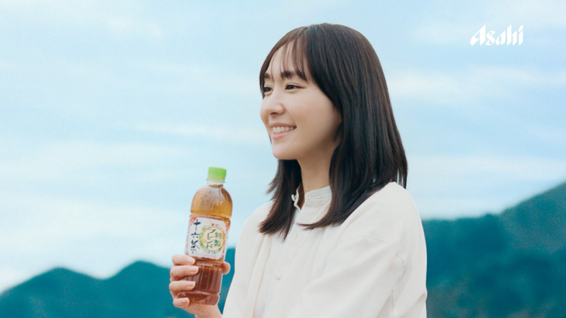 新垣結衣、「アサヒ 十六茶」新CMで先輩・小林聡美と初共演！お互いの印象は...？