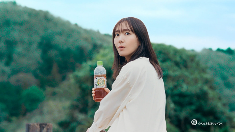 新垣結衣、「アサヒ 十六茶」新CMで先輩・小林聡美と初共演！お互いの印象は...？