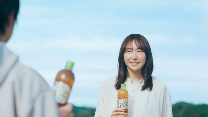 新垣結衣、「アサヒ 十六茶」新CMで先輩・小林聡美と初共演！お互いの印象は...？