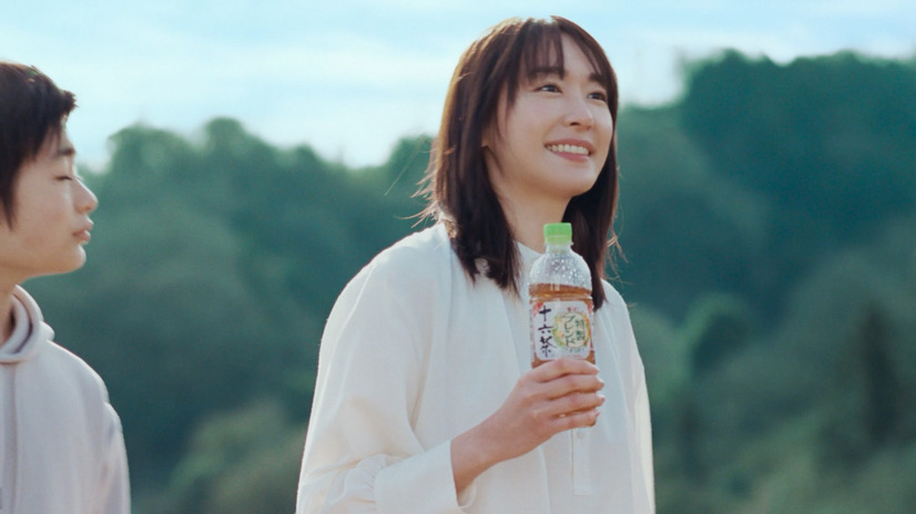 新垣結衣、「アサヒ 十六茶」新CMで先輩・小林聡美と初共演！お互いの印象は...？
