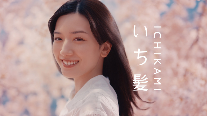 永野芽郁、桜を背景に美しい“絹髪”披露！