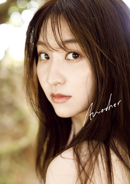 袴田彩会 写真集 『Another』（出版社：ワニブックス、撮影：中山雅文）