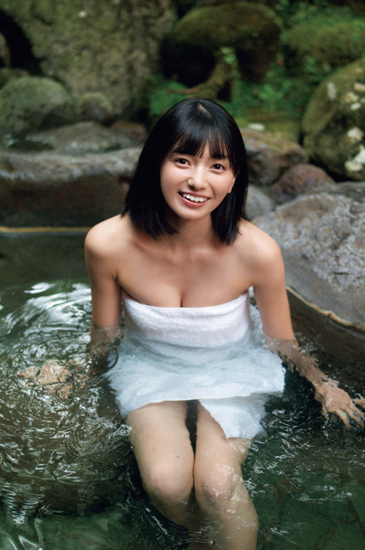 Task have Fun・熊澤風花 1st写真集『またあした。』ローソンエンタテインメント購入特典ポストカード（出版社：東京ニュース通信社、撮影：細居幸次郎）