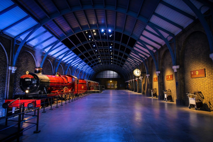 9と3/4番線　‘Wizarding World’ and all related names, characters and indicia are trademarks of and (C) Warner Bros. Entertainment Inc. – Wizarding World publishing rights (C) J.K. Rowling.