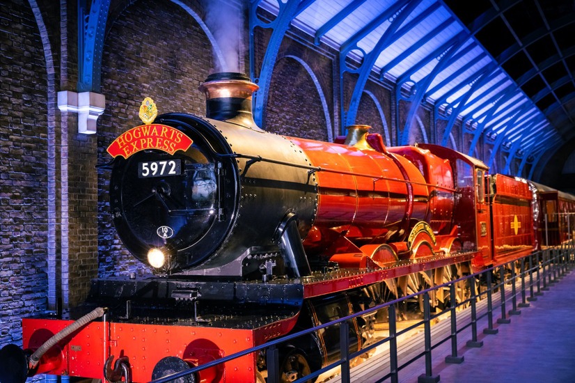 ホグワーツ特急　‘Wizarding World’ and all related names, characters and indicia are trademarks of and (C) Warner Bros. Entertainment Inc. – Wizarding World publishing rights (C) J.K. Rowling.