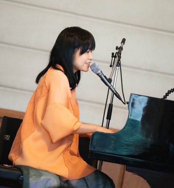 川嶋あい、卒業式でサプライズライブ！生ピアノ演奏で「旅立ちの日に・・・」披露
