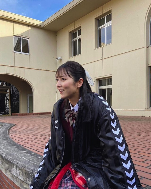 石川恋、制服姿を多数公開！ドラマ『ブルーバースデー』オフショ
