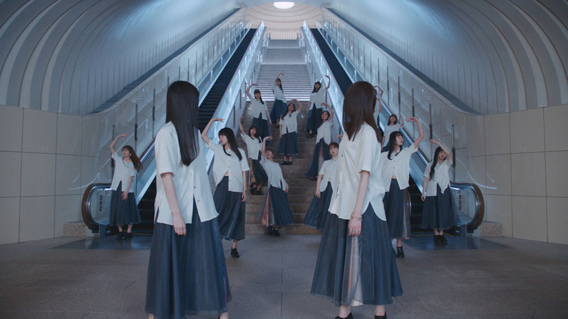 「人は夢を二度見る」MV