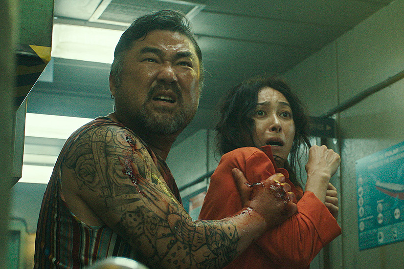 チャン・ヨンナムとコ・チャンソクは恋人同士という設定。／『オオカミ狩り』4月7日（金）新宿バルト9ほか全国公開ⓒ 2022 THE CONTENTS ON & CONTENTS G & CHEUM FILM CO.,LTD. All Rights Reserved.