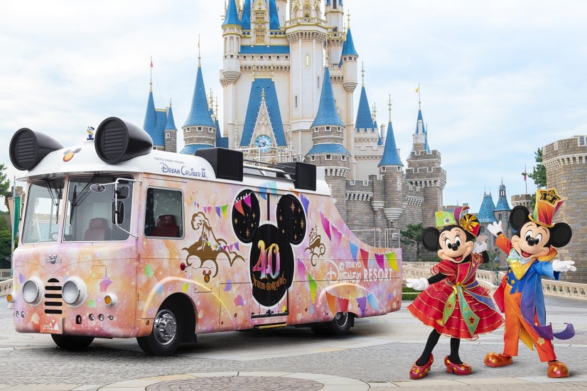 東京ディズニーリゾート40周年ドリームゴーラウンドの 衣装を身につけたミッキーマウスとミニーマウス