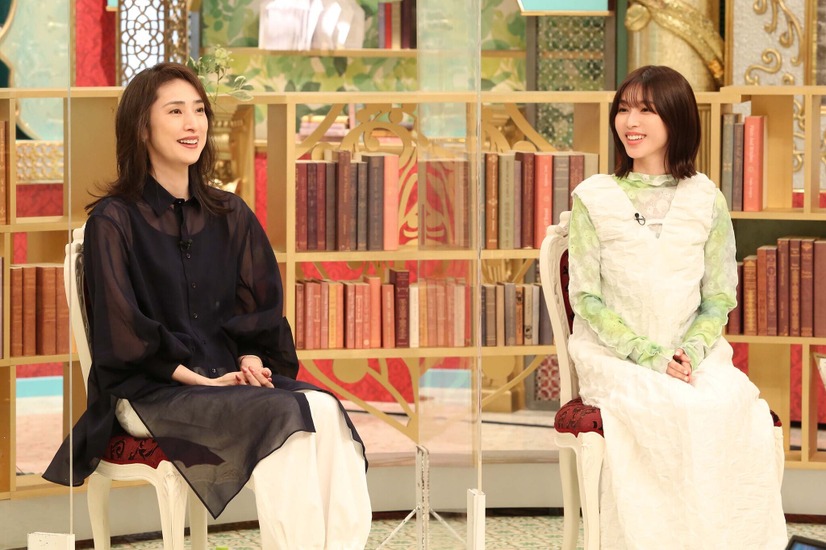 左から）天海祐希、白石聖（C）フジテレビ