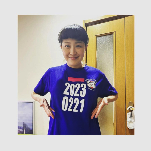 丸山桂里奈、愛娘の似顔絵入りユニフォームを着た幸せ溢れる夫婦ショット公開