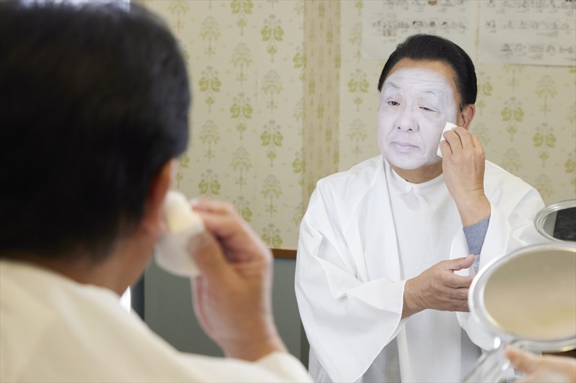​梅沢富美男、“濃厚な白塗りメイク姿”も！川栄李奈と多彩な「からあげクン」の味を表現