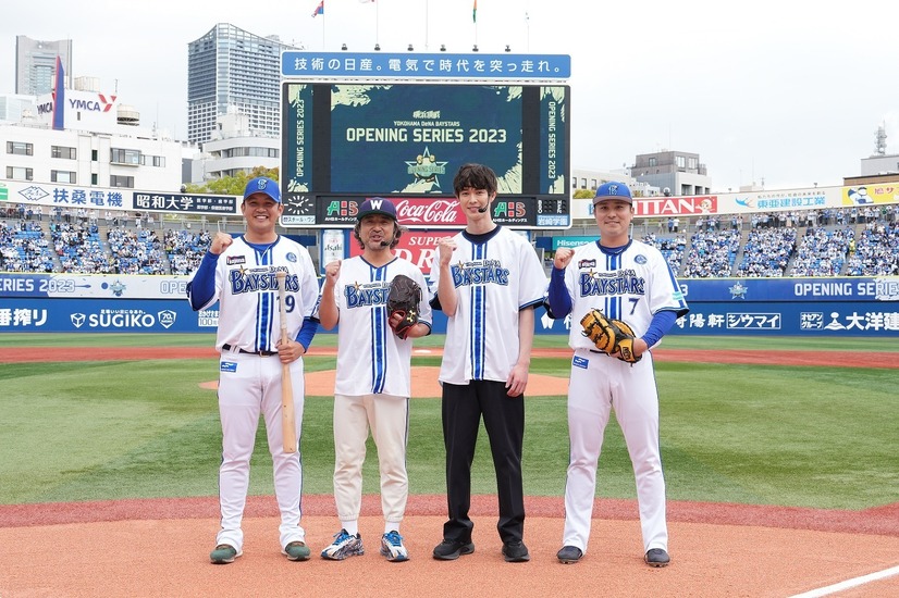 ムロツヨシ、初の始球式！大拍手とムロコールで会場大盛り上がり