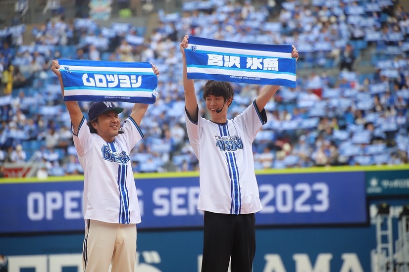 ムロツヨシ、初の始球式！大拍手とムロコールで会場大盛り上がり