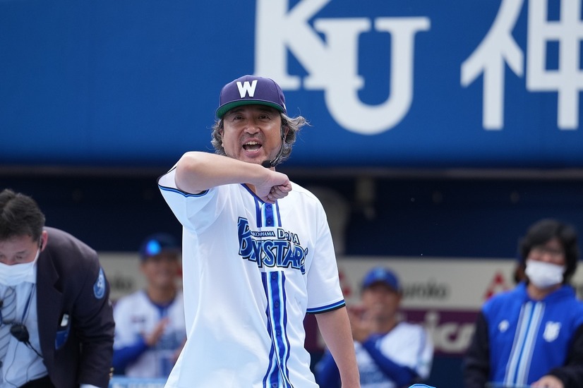 ムロツヨシ、初の始球式！大拍手とムロコールで会場大盛り上がり
